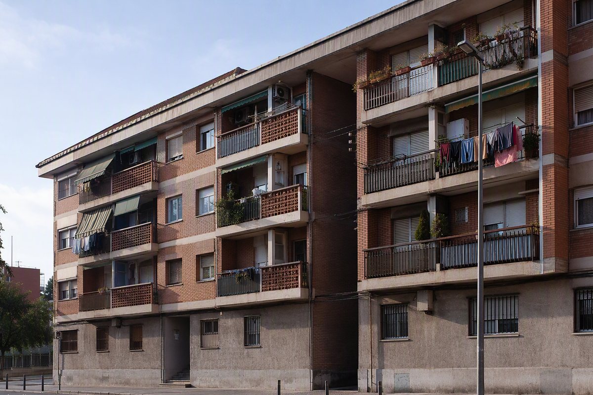 Fachada de un edificio de vivienda de protección oficial en Zaragoza